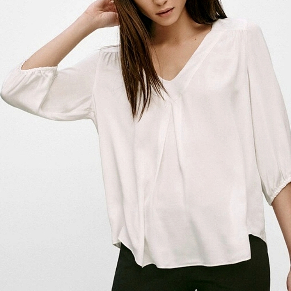 Babaton White loose Top Quilted Detail V-neck 3/4 Length Sleeves Small/Medium